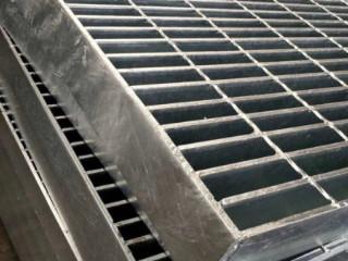 鍍鋅鋼格板選什么規(guī)格型號(hào)經(jīng)濟(jì)實(shí)惠